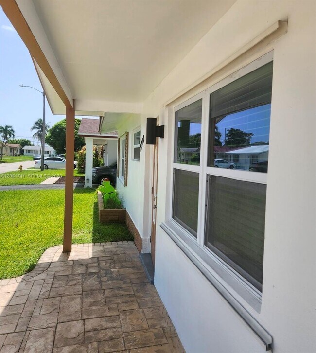 Foto del edificio - 2710 NW 52nd Pl