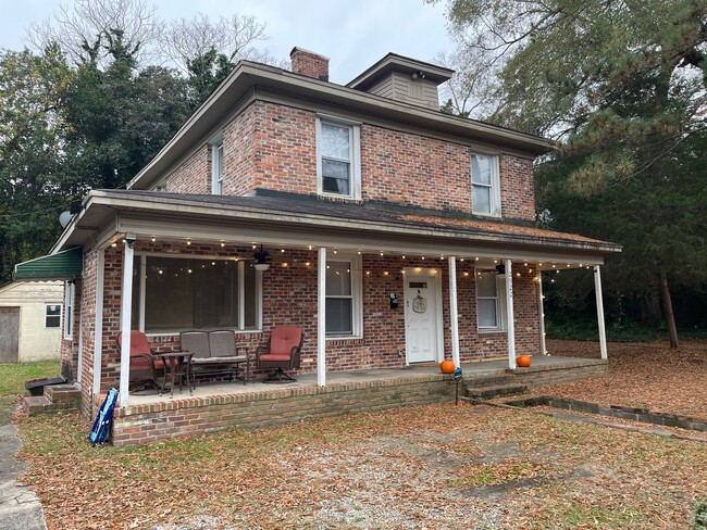 Photo - 2522 Lee St (Columbia, SC) House
