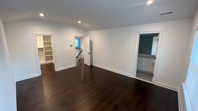 High ceiling master bedroom w bath and walk in closet - 4 Madison St