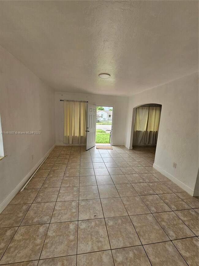 Building Photo - 655 SW 19th Rd