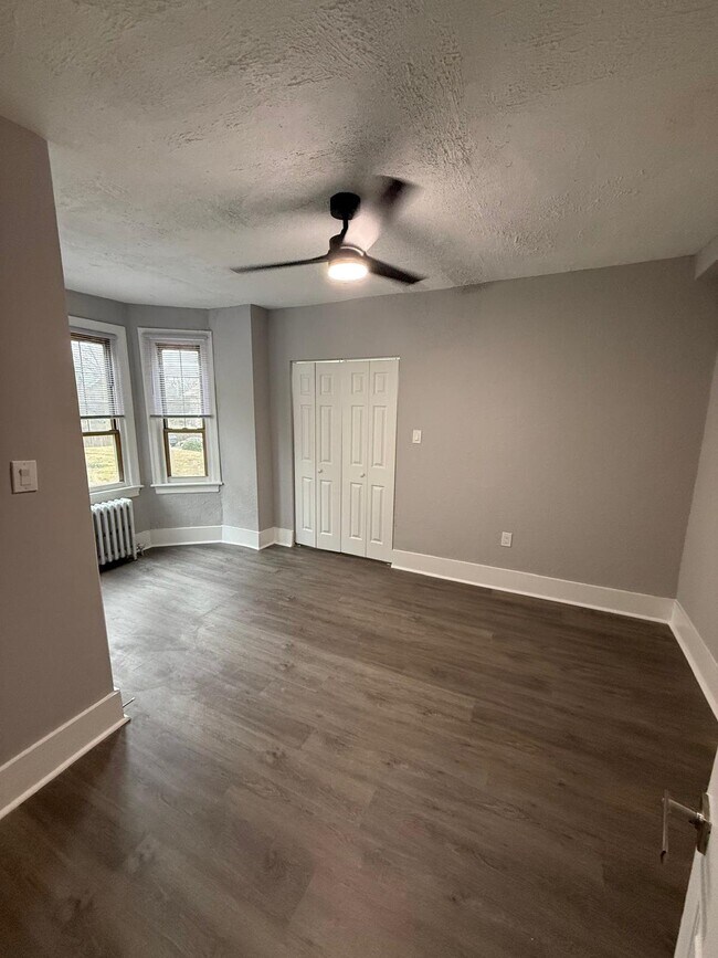 Foto del edificio - 215 W Walnut Ln
