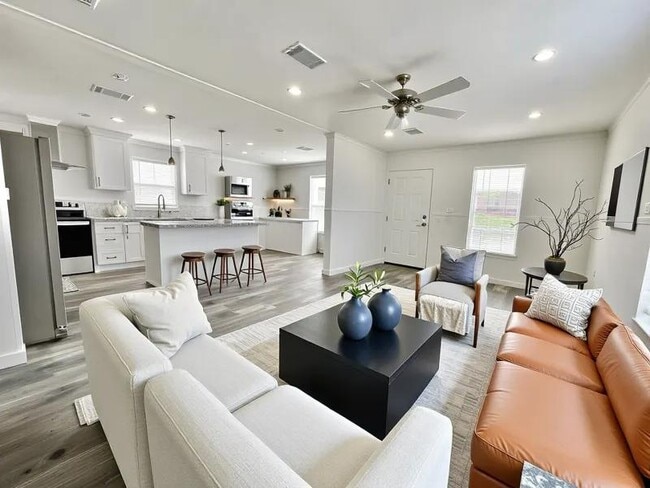 Building Photo - 16087 St John's Cir