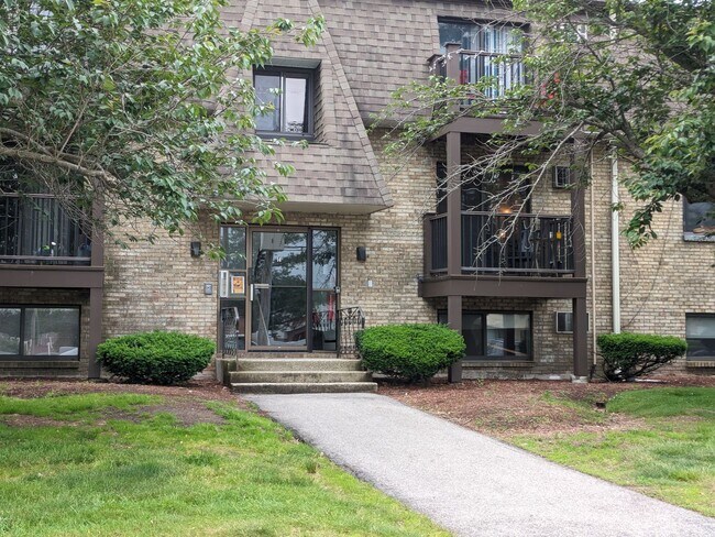Foto del edificio - PENDING - Spacious 1 bedroom garden style condo at King's Court Condominiums