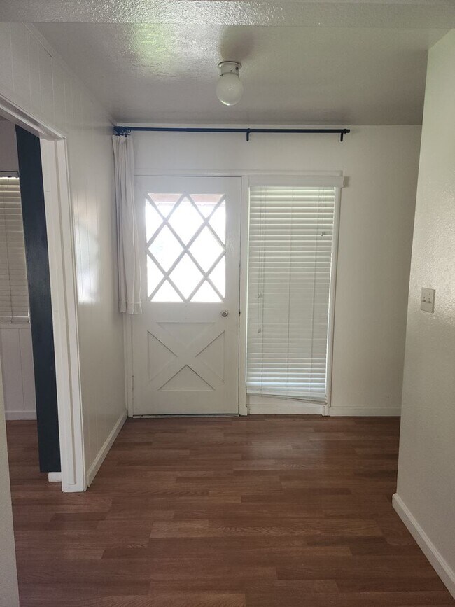 Building Photo - 3 Bedroom 2 Bathroom in court Near Somerse...