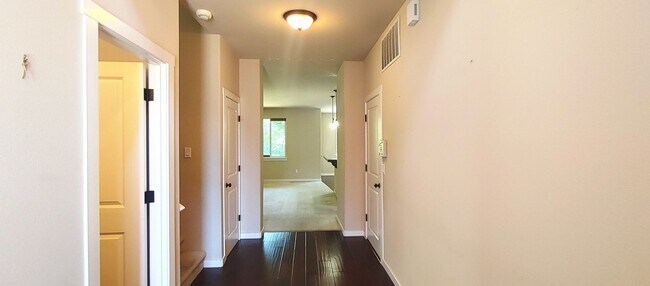 Foto del edificio - Beautiful Bull Mountain 4 Bedroom 2 1/2 Bath Home Just a Block from the Community Pool and Park!