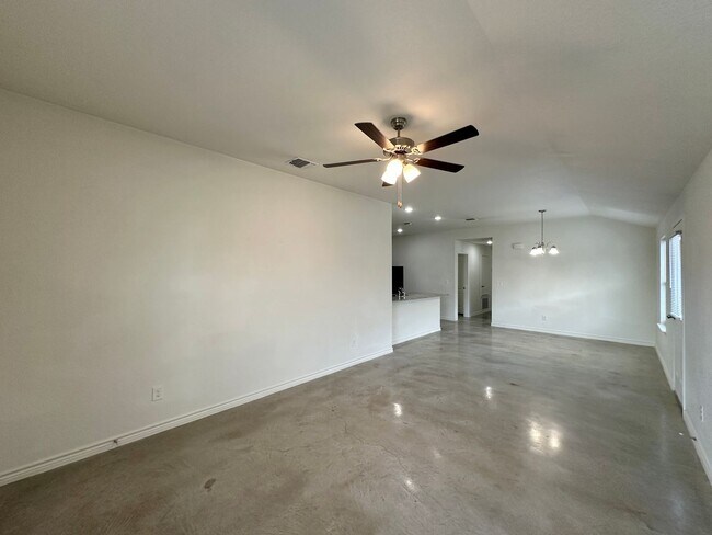 Foto del edificio - 6111 Amelia Earhart Blvd