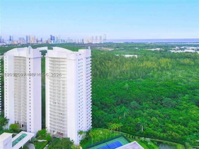 Foto del edificio - 14951 Royal Oaks Ln