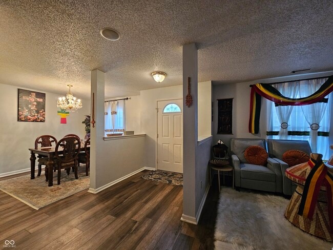 Building Photo - 10633 Cyrus Dr