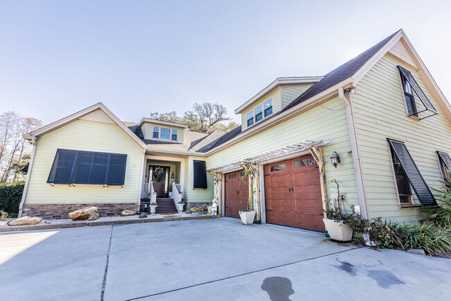 Foto del edificio - Beautiful Waterfront Home in Hanahan