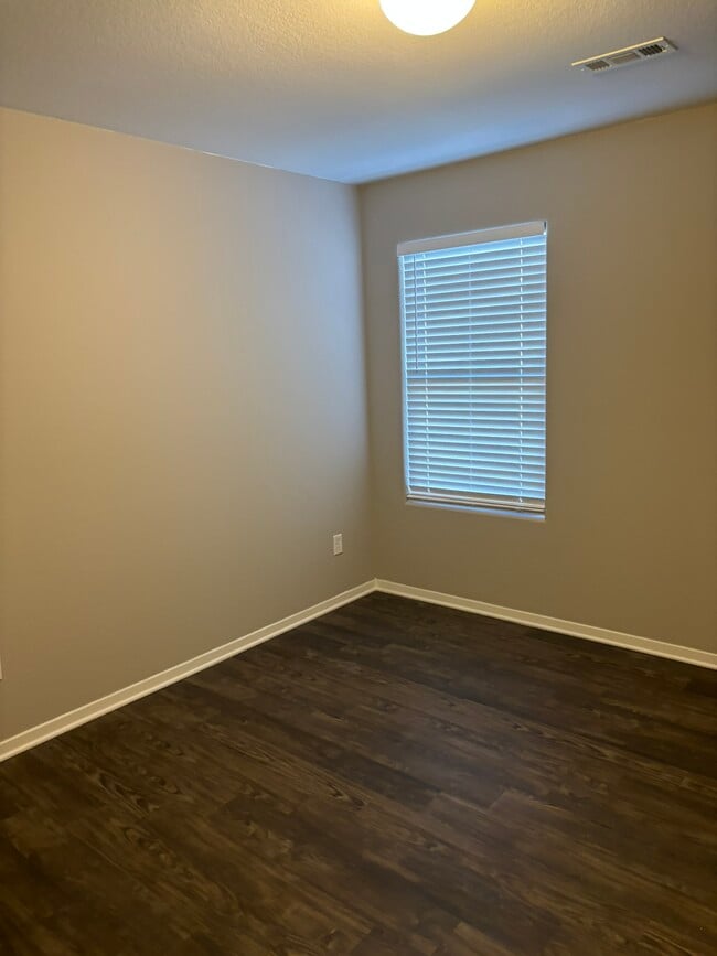 Building Photo - 227 E Anabranch Ct