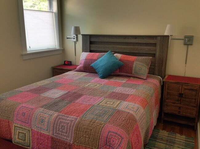 Queen bed with high-end linens - 320 N Bozeman Ave