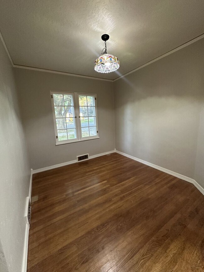 Building Photo - Renovated 3 bedroom with 2 large bonus rooms