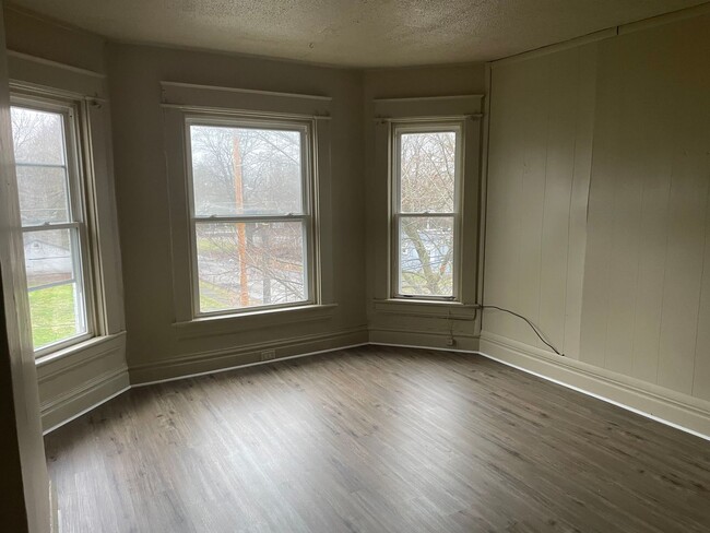 Building Photo - 127-129 Park