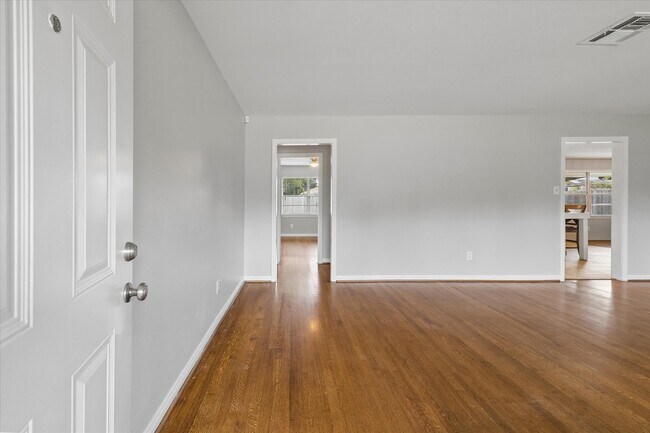 Foto del edificio - 8037 Longridge Dr