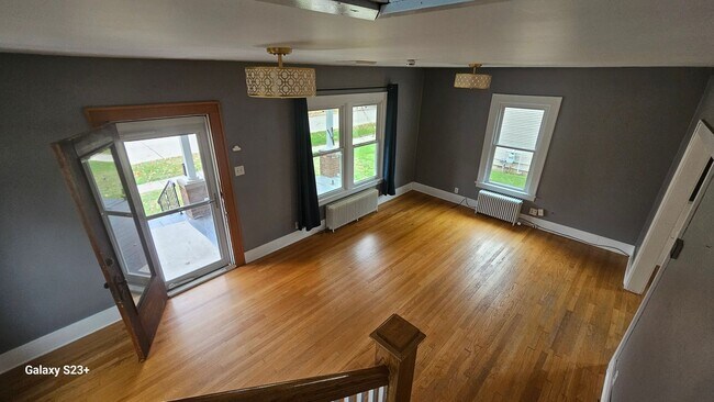 Building Photo - Beautifully updated 3 Bedroom