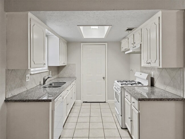 Building Photo - 9119 Glenbury Dr