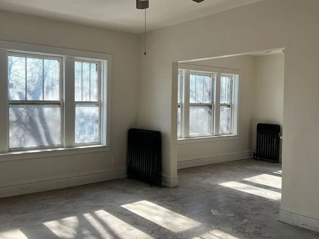 Building Photo - 4832 W Montrose Ave