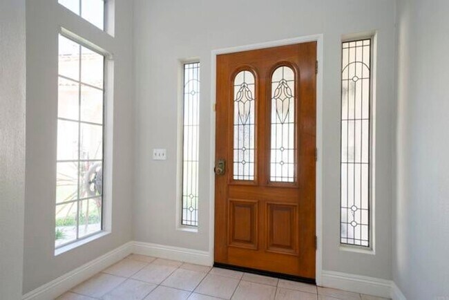 Building Photo - Beautiful 4Br/2.5Ba Home With Private Yard...