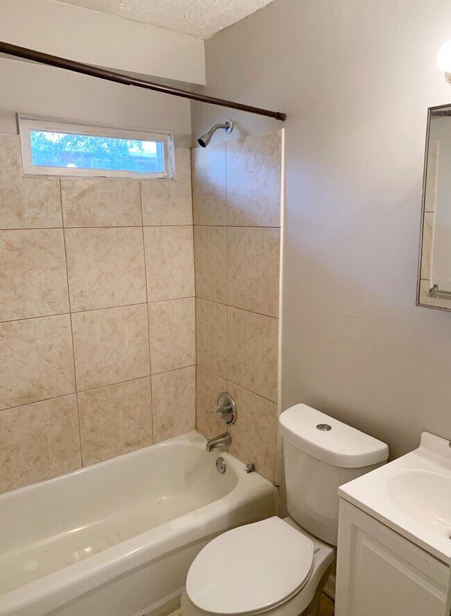 Building Photo - 420 Rawson St SW