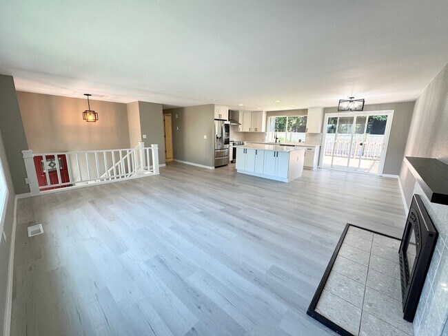 Building Photo - Beautifully remodeled five bedroom home on Finnhill in Kirkland