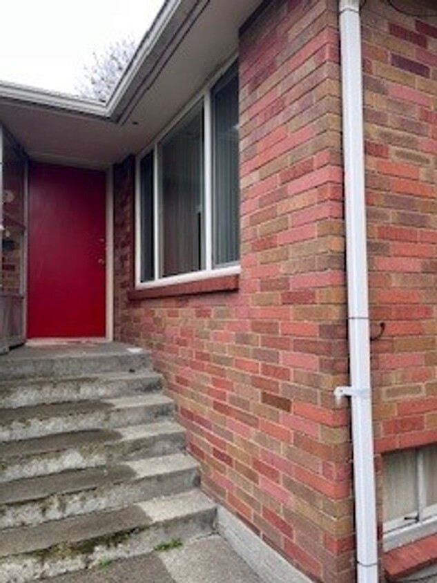 Primary Photo - Beautiful 3 Bedroom Home with Basement in ...