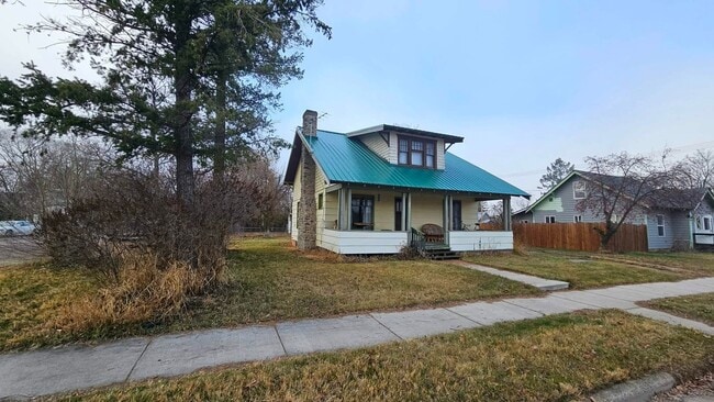 Foto del edificio - Large Corner Lot House