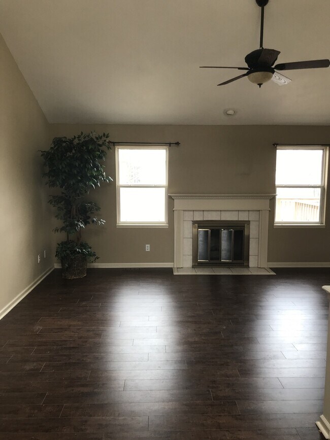 Foto del edificio - 3734 Harwood Ln