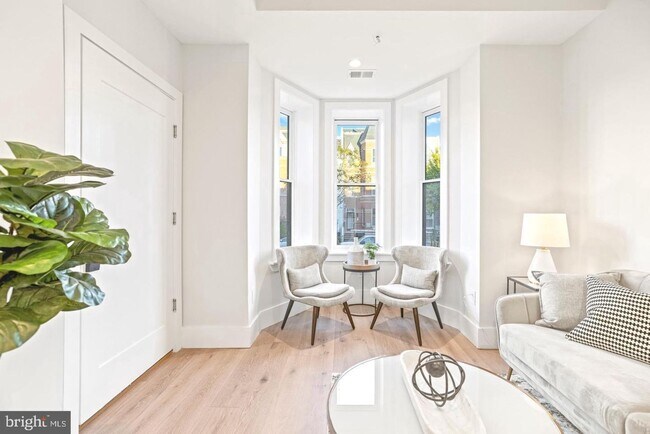 Foto del edificio - Absolutely Incredible, Light-Filled 2 Leve...