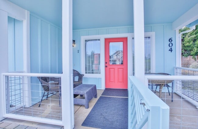 Building Photo - Beautiful Furnished Cottage Moments from Front Street in Coupeville!