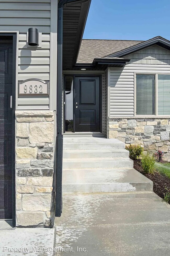 Foto del edificio - 5 br, 3 bath House - 9832 S. 79th St
