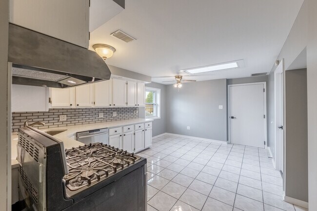 Building Photo - 5616 S Mayfield Ave