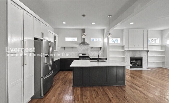 Building Photo - 3 Bed/2.5 Bath Home with Fenced Yard & Garage / Pet-Friendly / Available Now!