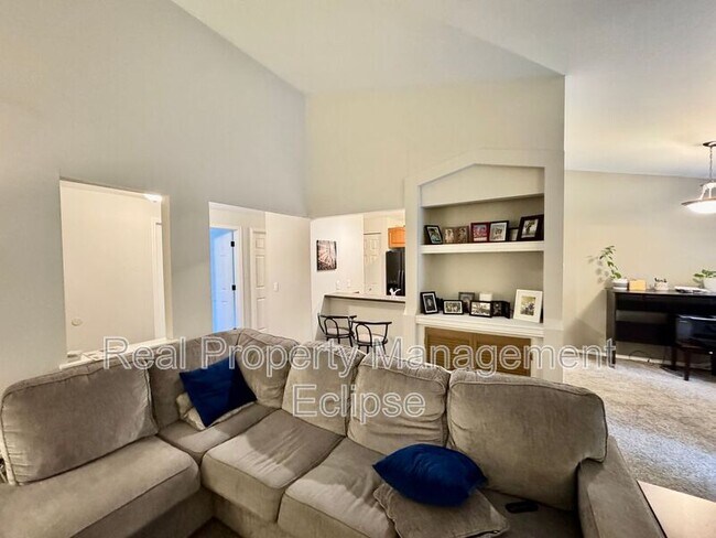 Building Photo - 15433 Country Club Dr