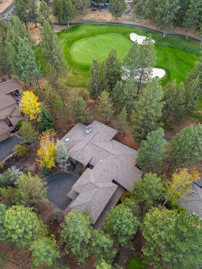 Foto del edificio - Move in special $1000 off first months rent / Gated Community in Awbrey Glen