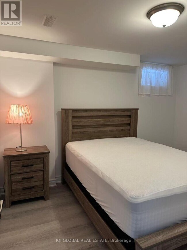 Building Photo - 50 Drizzel Cres