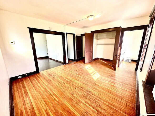 Foto del edificio - 3949 Tholozan Ave