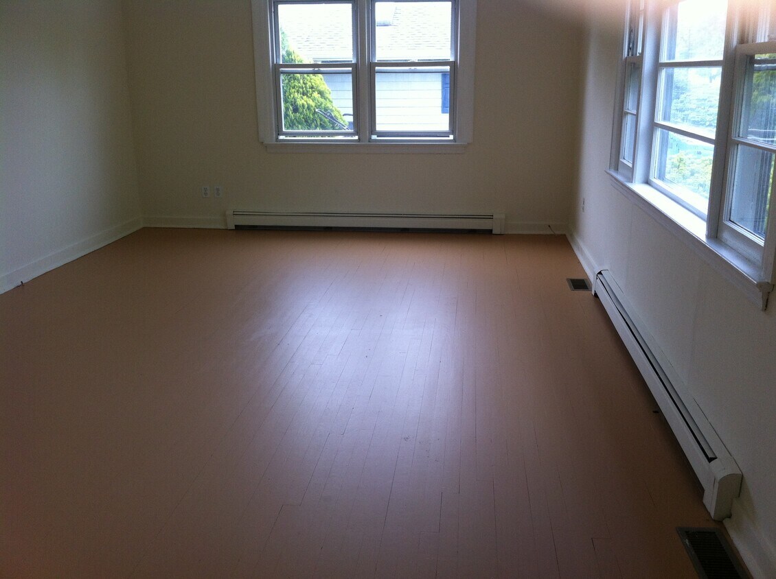 Primary Photo - 22 Maple St