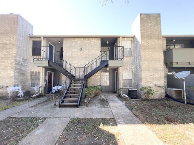Building Photo - 9700 Leawood Blvd