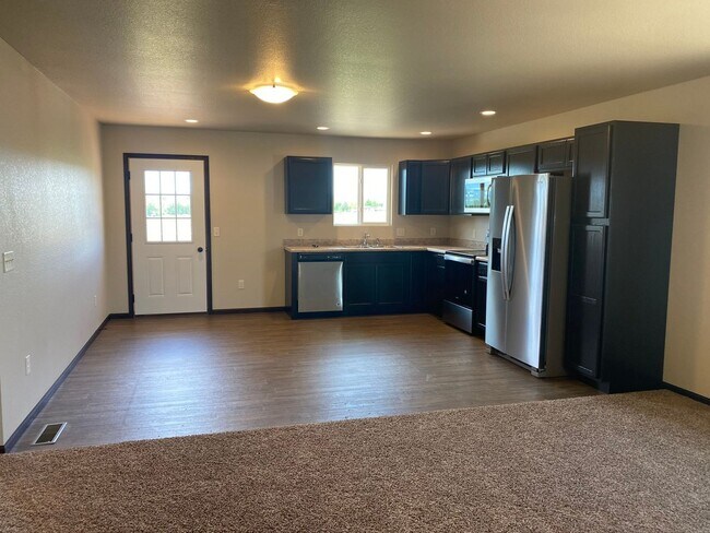 Building Photo - 4 BEDROOM | 2 BATH | DOUBLE GARAGE | RAPID...