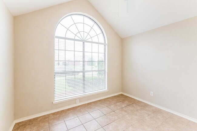 Building Photo - 2624 Beeman Dr