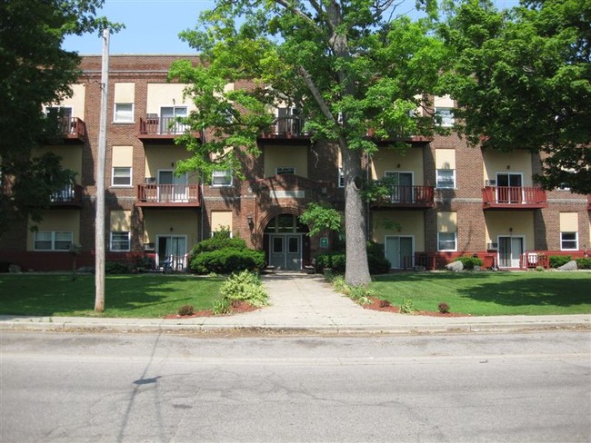 Building Photo - 350 Hall St