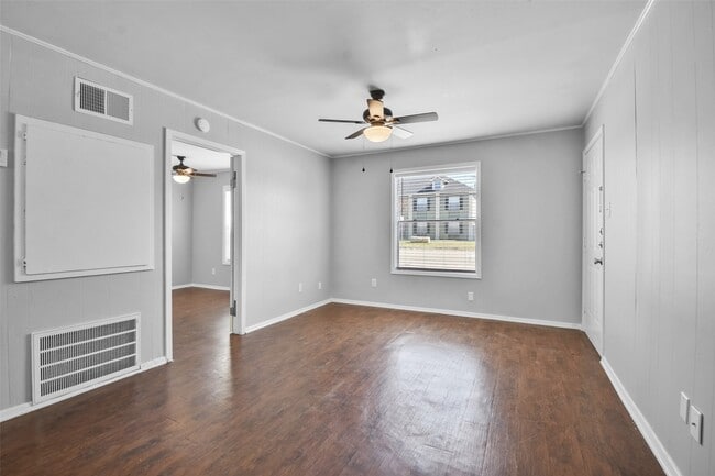 Building Photo - 1511 Broadmoor Dr