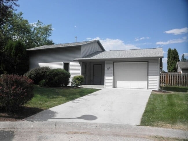 Building Photo - Centrally located, newly remodeled 3bed / ...