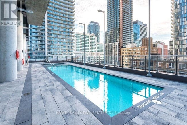 Building Photo - 290 Adelaide St W