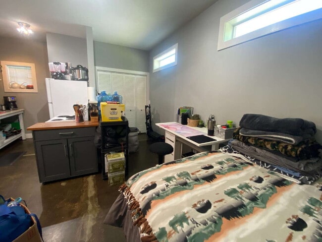 Building Photo - Quiet, Cozy Studio Home Located in York Ne...