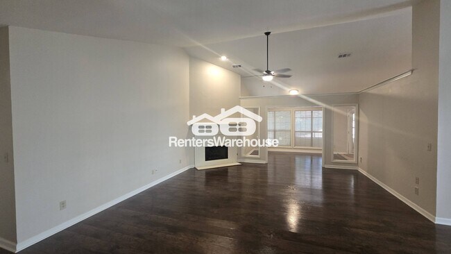 Foto del edificio - 1582 Longwood Dr