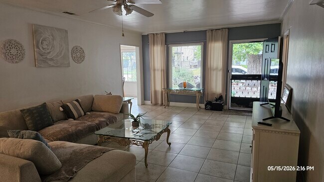 Foto del edificio - 2451 Graydon Ave