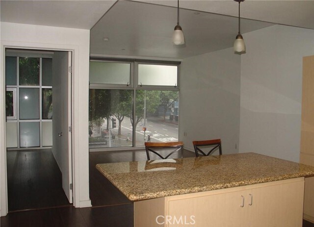 Foto del edificio - 630 W 6th St