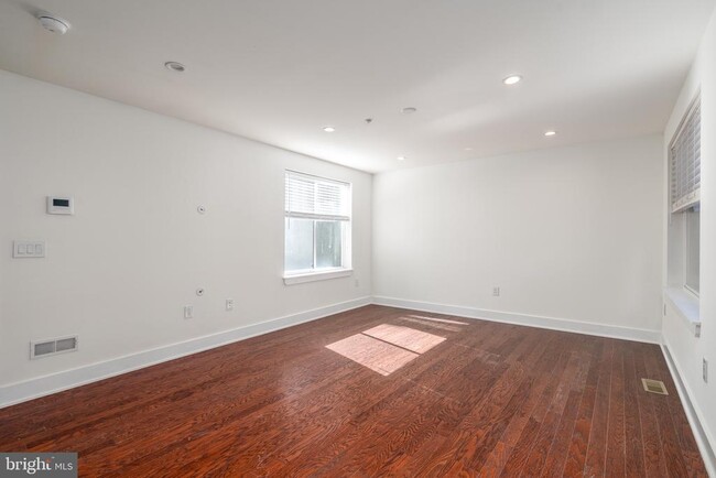 Building Photo - 1647 E Eyre St