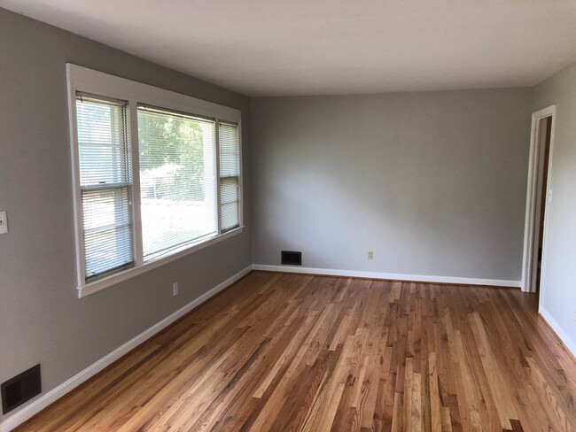 Building Photo - Newly Renovated 3 Bedroom 1 Bathroom Ranch...